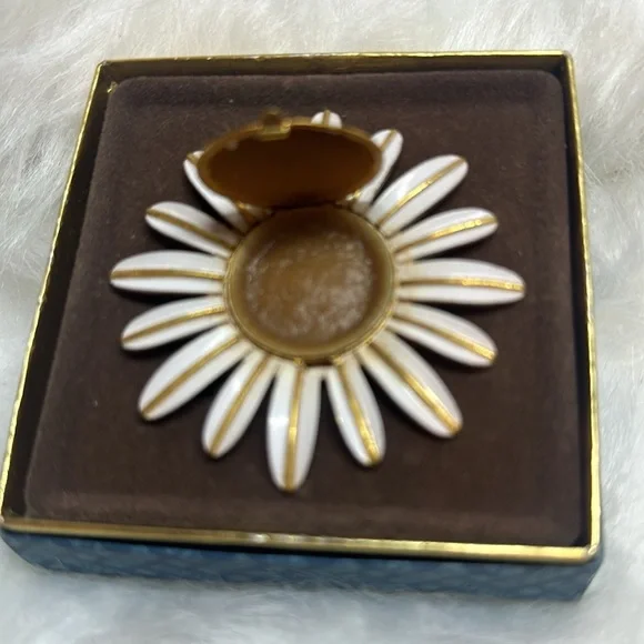 NIB Avon Full Pristine Solid Perfume Glace Daisy Pin Brooch - Picture 2 of 4